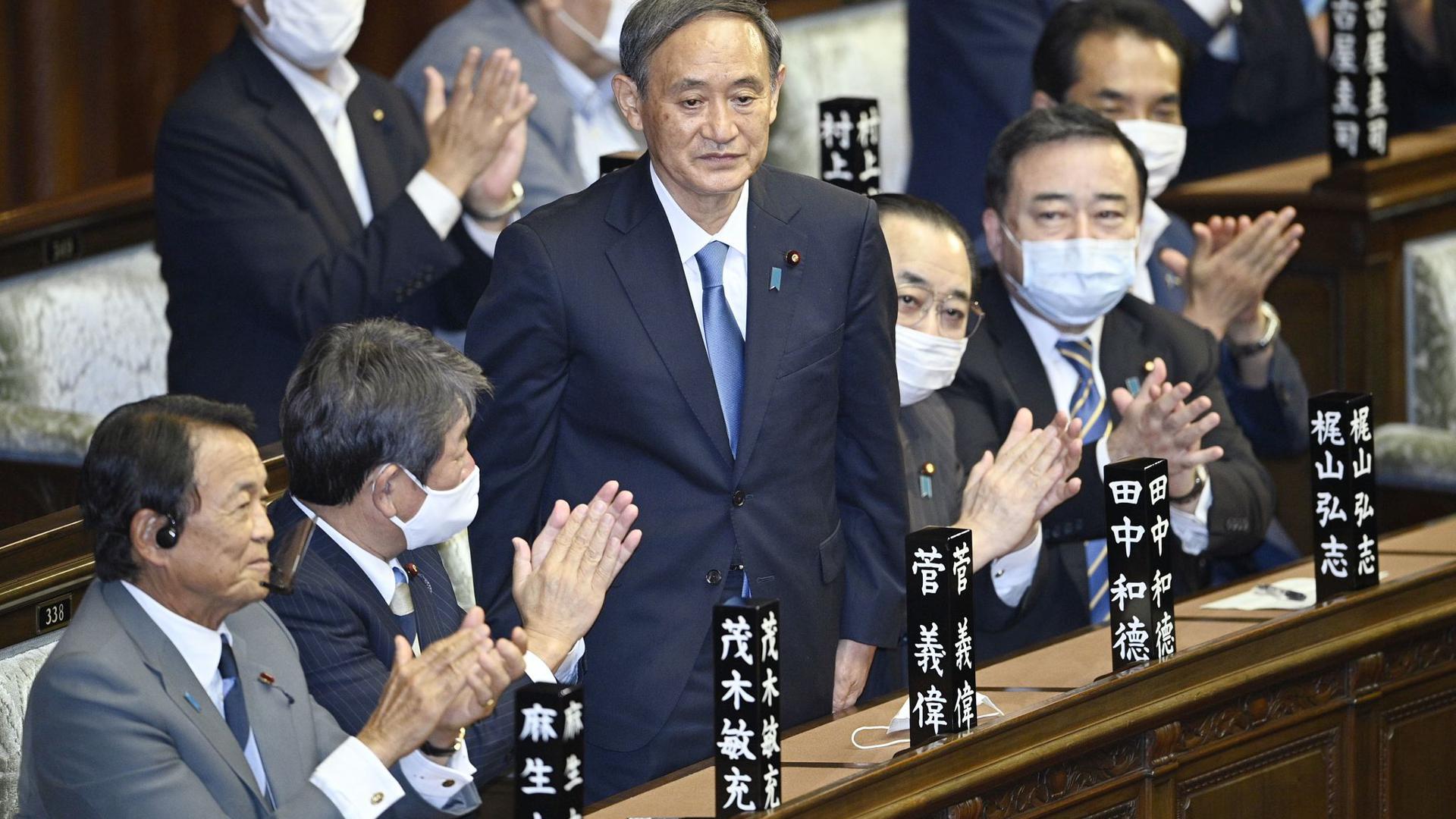 Japans neuer starker Mann heißt Yoshihide Suga. Der 71-Jährige tritt die Nachfolge von Shinzo Abe an - und erbt große Herausforderungen.