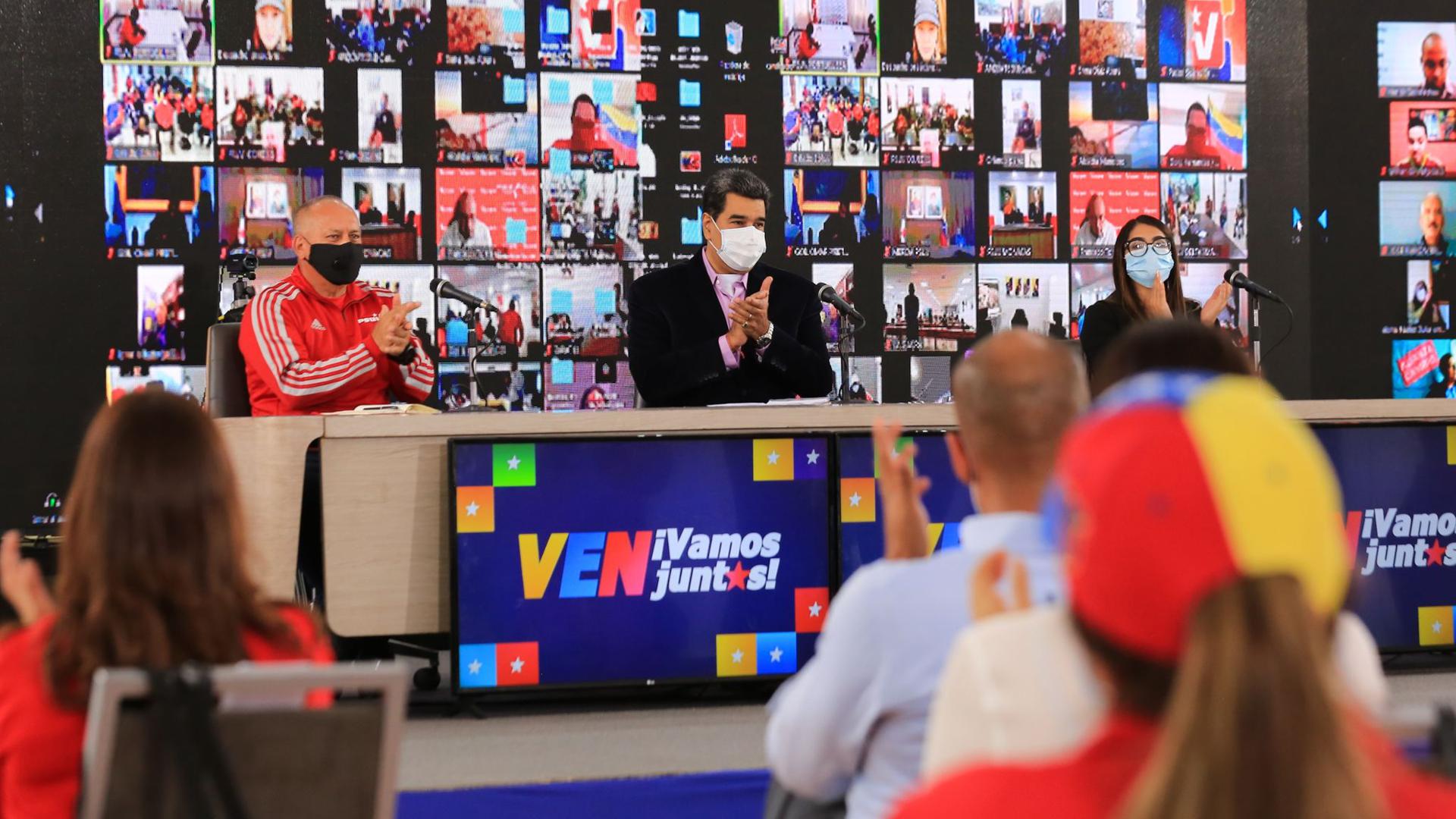 Nicolas Maduro (M), Präsident von Venezuela, nimmt an einer Veranstaltung mit Kandidaten für die Nationalversammlung teil. Am 6. Dezember wird in Venezuela ein neues Parlament gewählt.