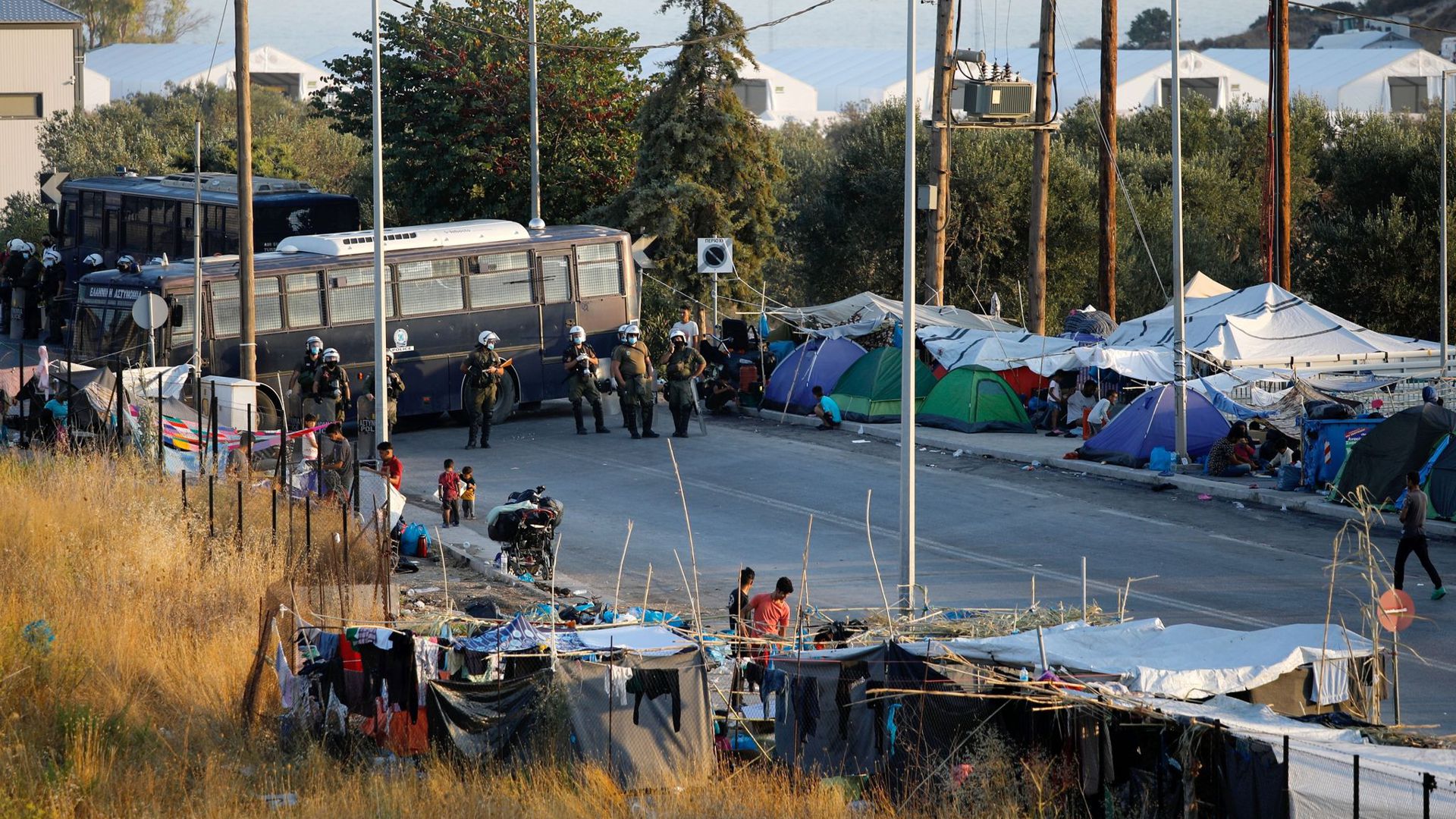 Viele Migranten aus dem abgebrannten Flüchtlingslager Moria zelten auf der Straße.
