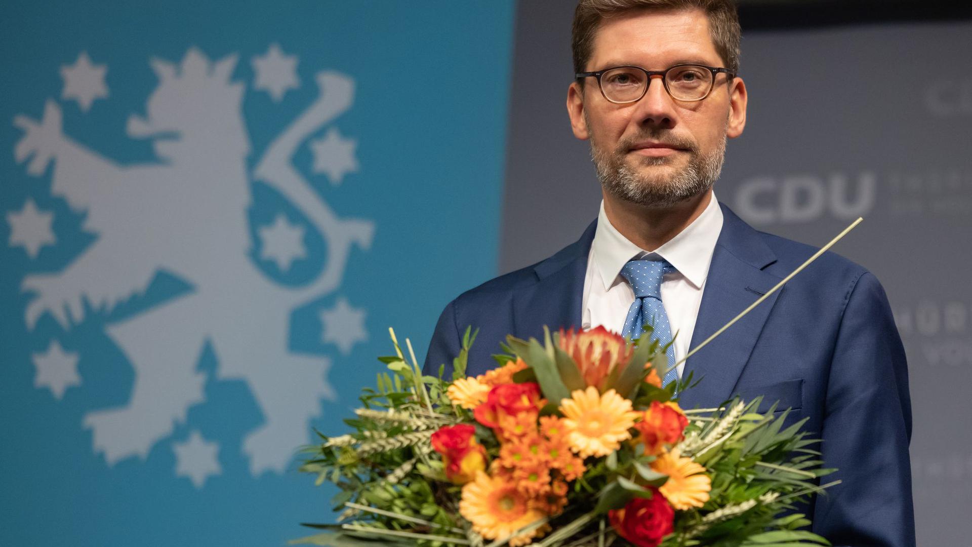 Der frühere Ost-Beauftragte der Bundesregierung, Christian Hirte, ist neuer Landesvorsitzender der Thüringer CDU. Der 44-Jährige wurde  mit 67,6 Prozent der Stimmen gewählt.