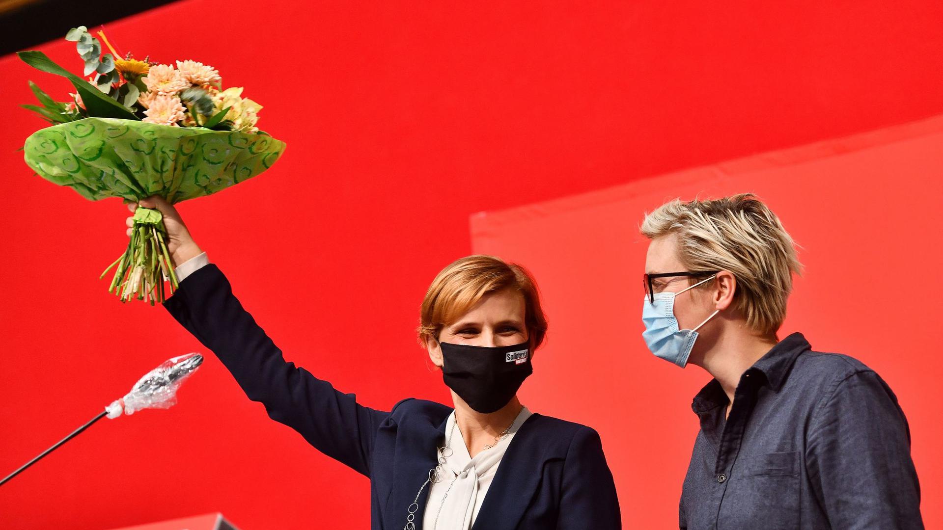 Linken-Chefin Katja Kipping auf dem Landesparteitag der Linken in Thüringen neben der Landesvorsitzenden der Linken in Thüringen, Susanne Hennnig-Wellsow.