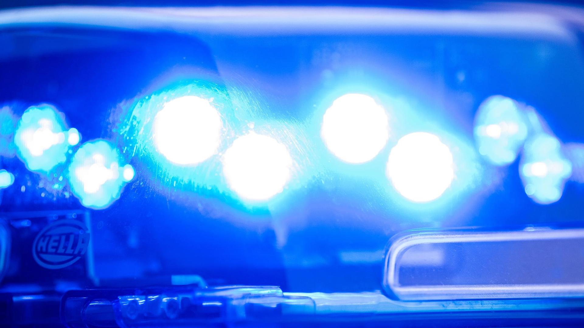Blaulicht auf einer Polizeistreife. In Krefeld ist es zu einer Gewalttat gekommen.