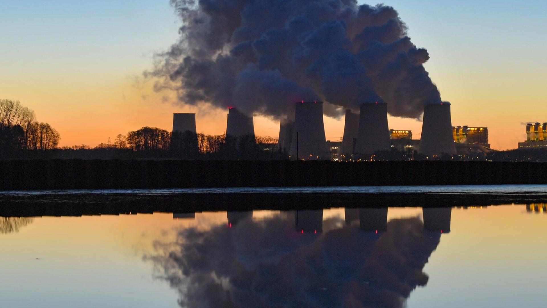 Wasserdampf steigt aus den Kühltürmen eines Braunkohlekraftwerks. Die EU will bis 2050 unterm Strich gar keine Treibhausgase mehr ausstoßen.