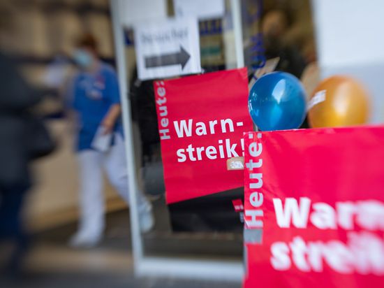 „Warnstreik!“ im Klinikum Gütersloh:  Da die zweite Runde der Tarifverhandlungen mit den öffentlichen Arbeitgebern von Bund und Kommunen am Wochenende in Potsdam ergebnislos geblieben waren, hatten die Gewerkschaften Warnstreiks angekündigt.