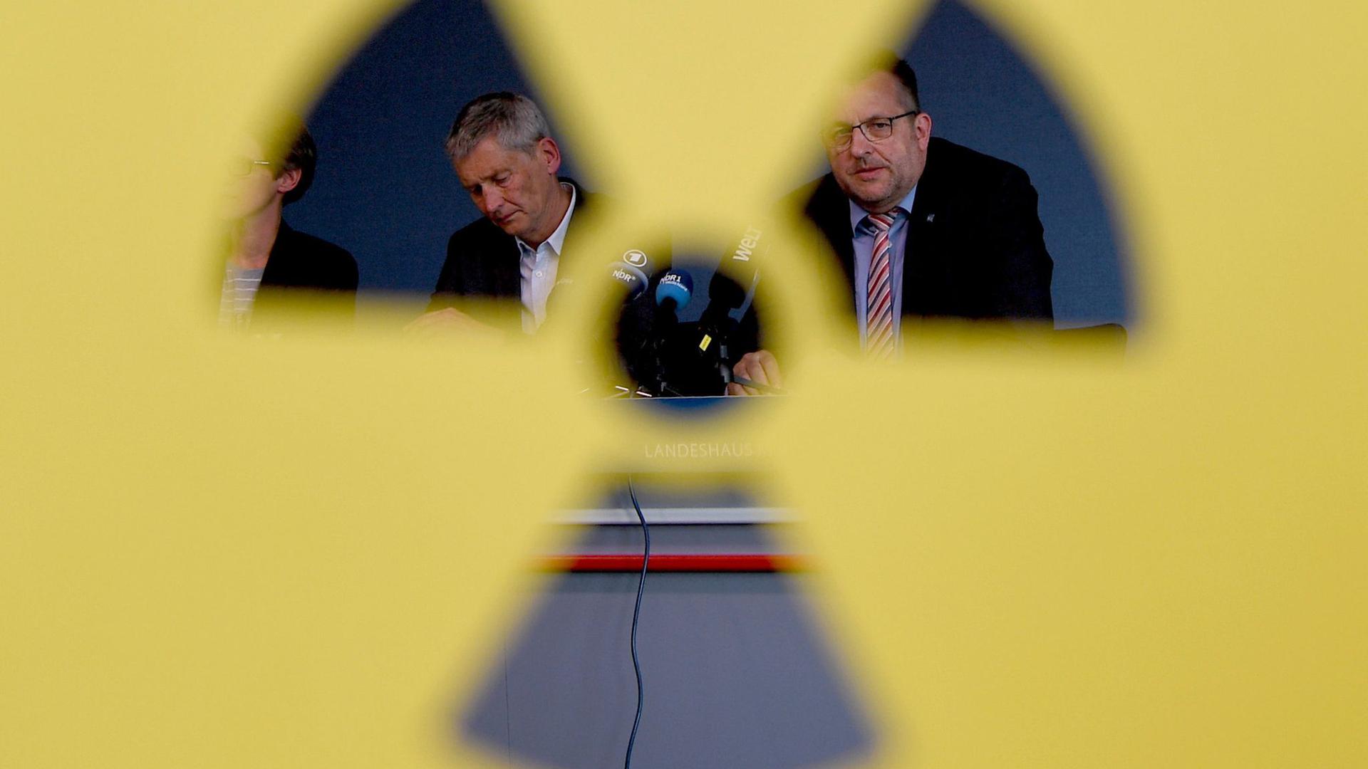 Wolfram König (l), Präsident des Bundesamtes für kerntechnische Entsorgungssicherheit, und Stefan Studt, Geschäftsführer der Bundesgesellschaft für Endlagerung, sitzen bei einer Pressekonferenz nebeneinander.