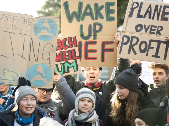 Die Klimaaktivistinnen Greta Thunberg (M) und Luisa Neubauer (2.v.r) demonstrieren wieder fürs Klima.