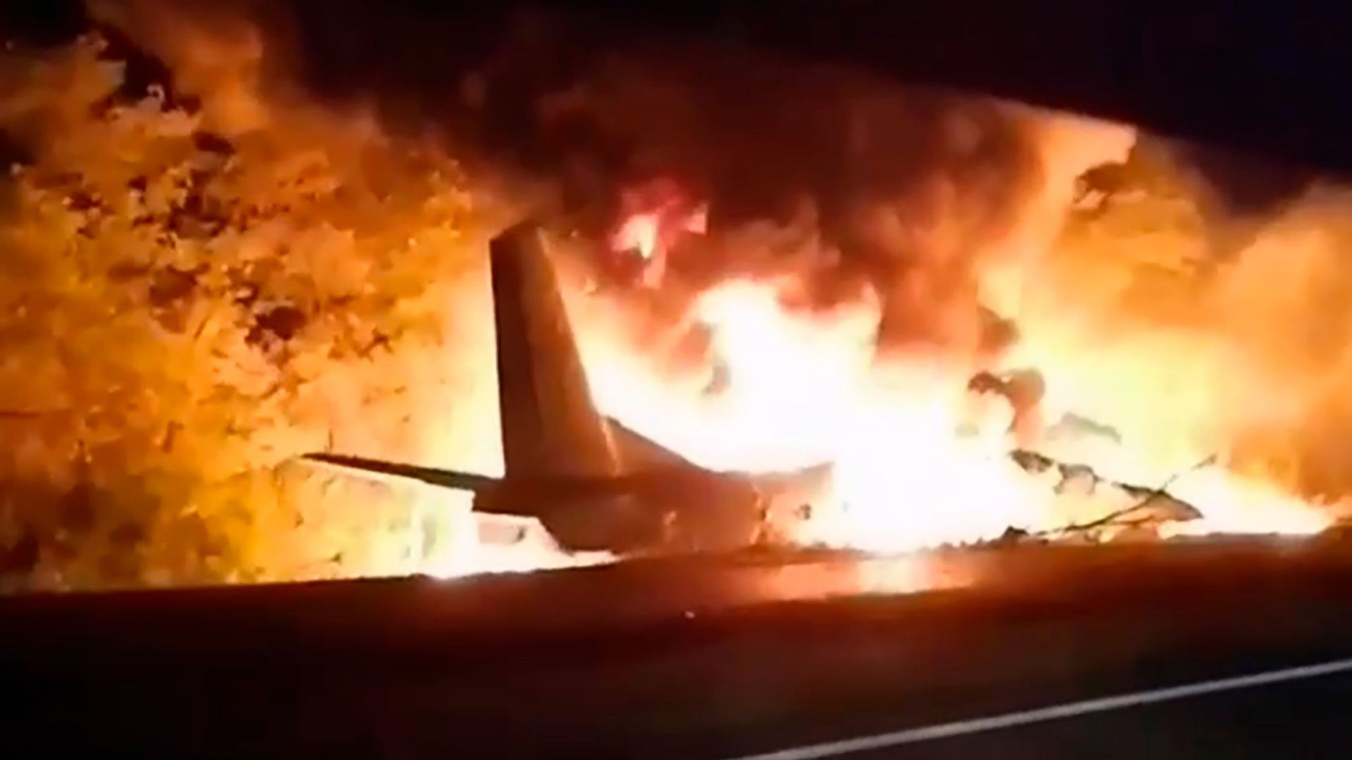 Videostandbild der abgestürzten und brennenden Maschine vom Typ Antonow AN-26.