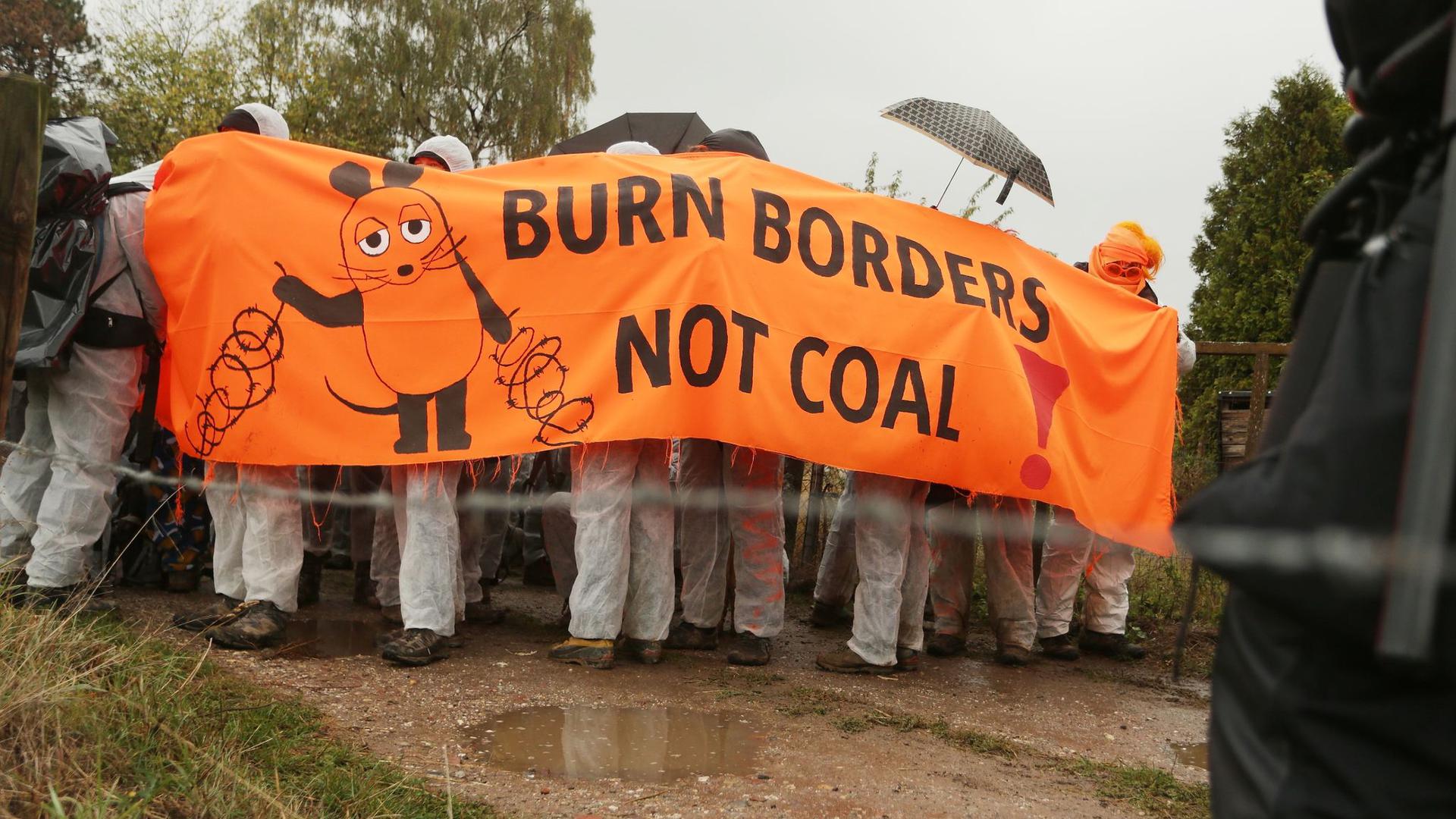 Klimaschutz-Aktivisten demonstrieren für ein sofortiges Ende der Stromerzeugung aus Kohle und Gas.