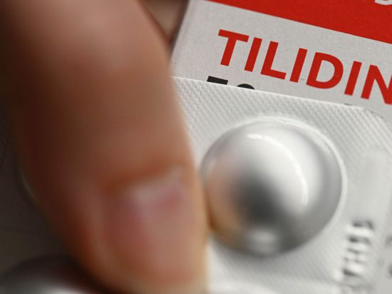 In einer Apotheke wird eine Medikamentenpackung mit der Aufschrift „Tilidin“ gezeigt.
