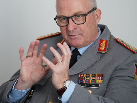 General Eberhard Zorn, Generalinspekteur der Bundeswehr: „Einfache Bedienung und technischer Fortschritt müssen miteinander harmonieren. Unsere Autos müssen noch fahren, selbst wenn sie schon mal angeschossen wurden.“