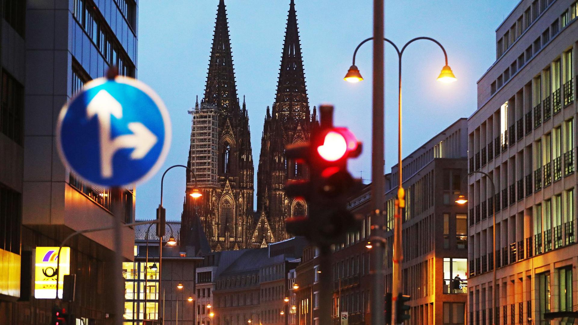 Köln hat die wichtige Warnstufe von 50 Neuinfektionen pro 100.000 Einwohner in sieben Tagen überschritten.