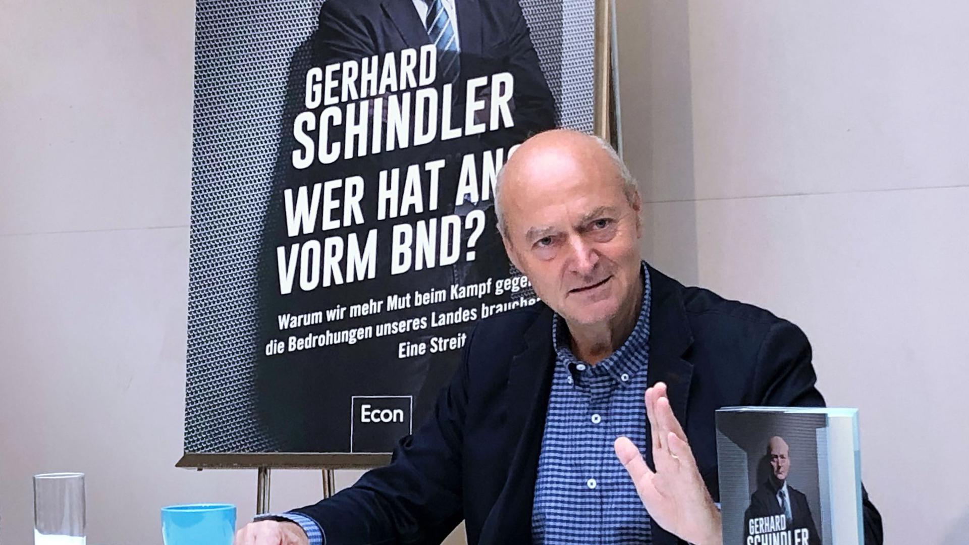 Gerhard Schindler, früherer Präsident des Bundesnachrichtendienstes, stellt sein Buch „Wer hat Angst vorm BND?“ in Berlin vor.