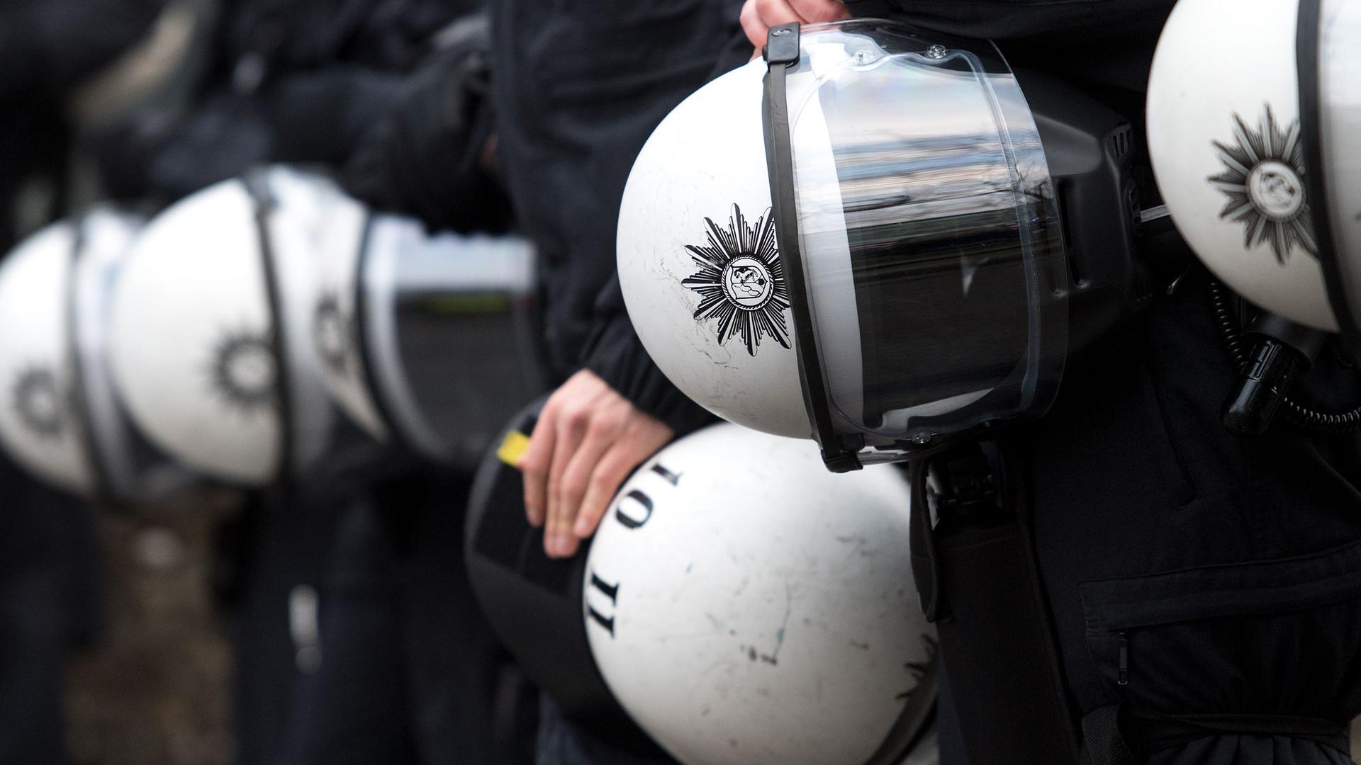 Niedersachsens Innenminister wirbt für eine Studie zur Polizeiarbeit und möglichem Extremismus.