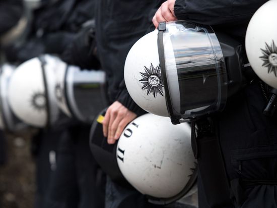 Niedersachsens Innenminister wirbt für eine Studie zur Polizeiarbeit und möglichem Extremismus.