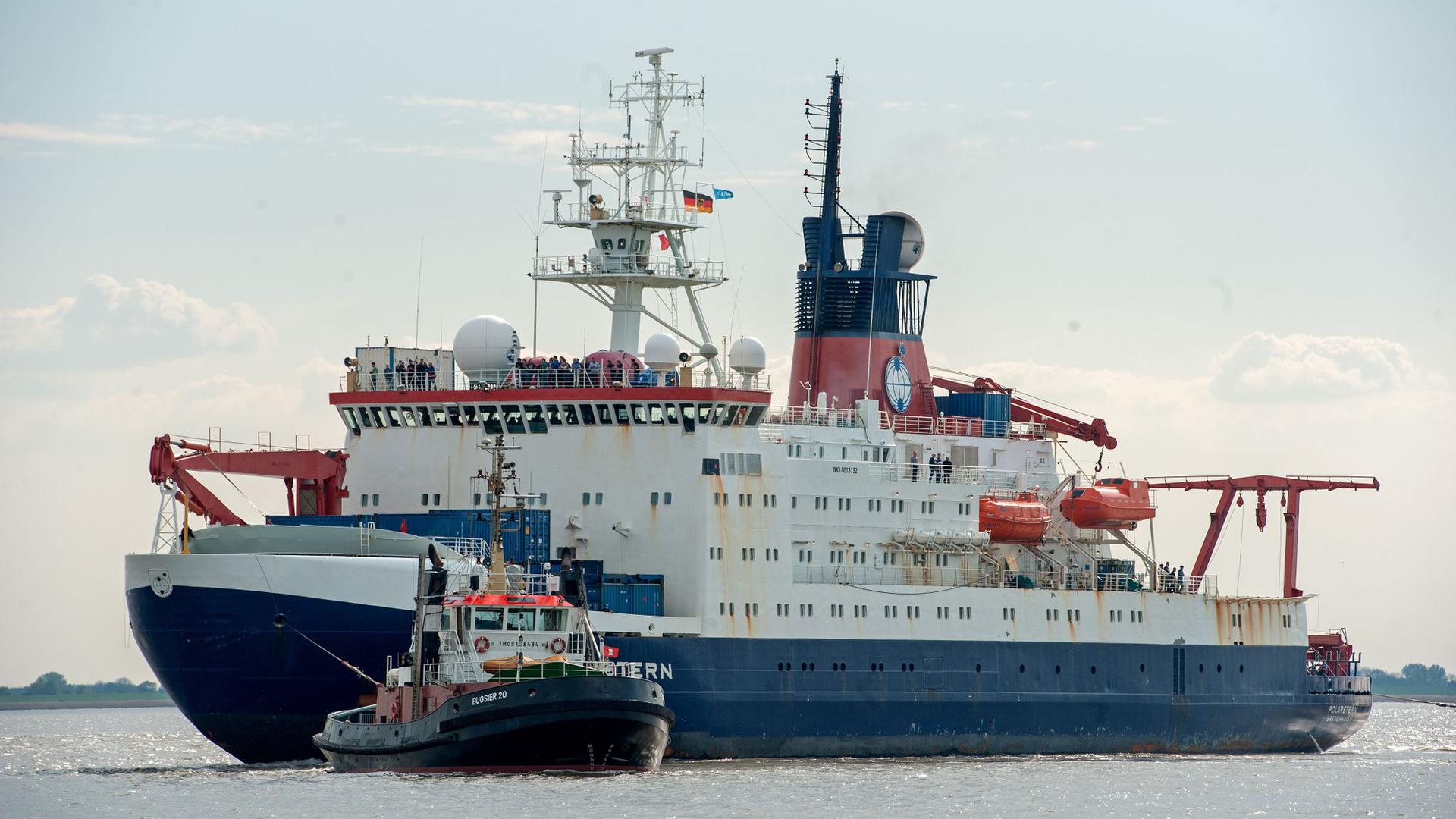 Das Forschungsschiff „Polarstern“ des Alfred-Wegener-Instituts für Polar- und Meeresforschung (AWI) trifft vor der Nordschleuse seines Heimathafens Bremerhaven ein.