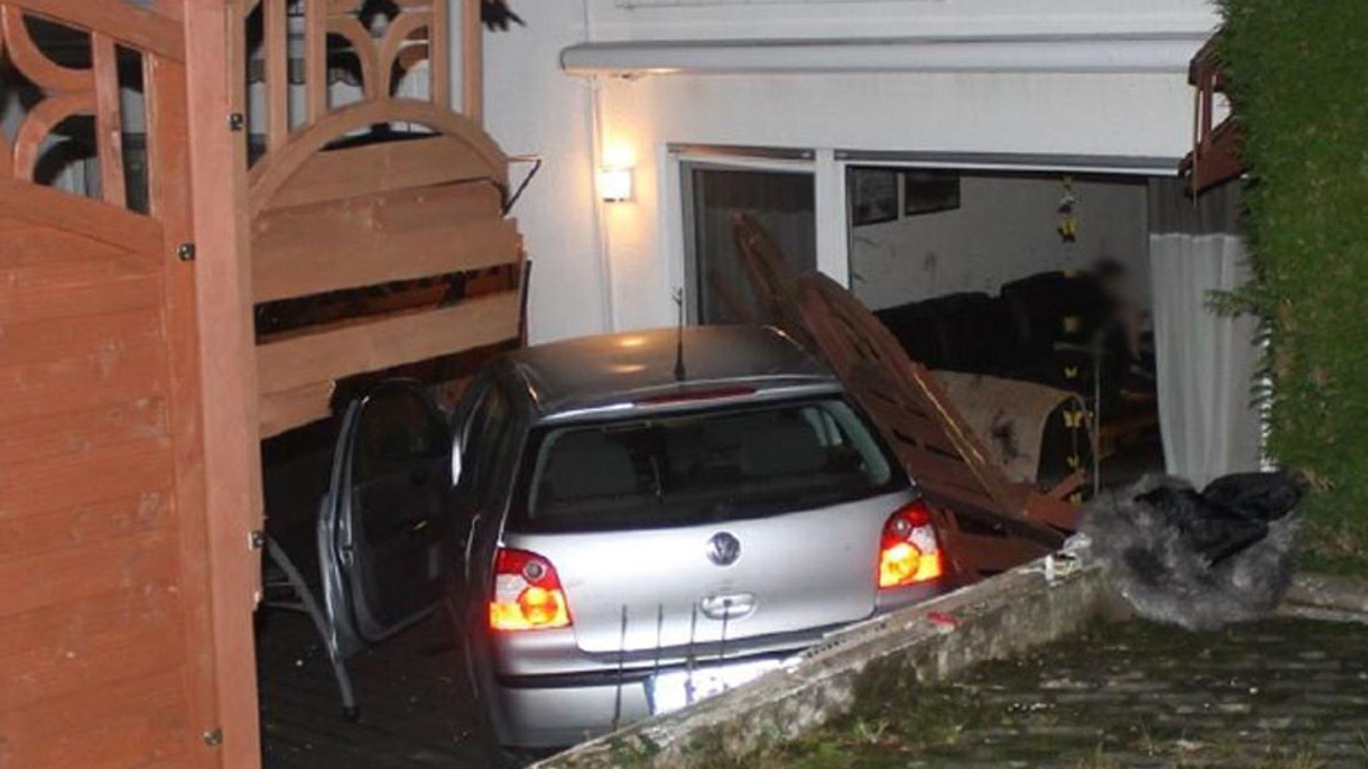 Ein PKW steht auf der Terrasse eines Wohnhauses. Der Fahrer des Fahrzeuges war zuvor vor einer Polizeikontrolle geflüchtet, hielt den Wagen auf einer abschüssigen Straße an und setzte die Flucht zu Fuß fort.