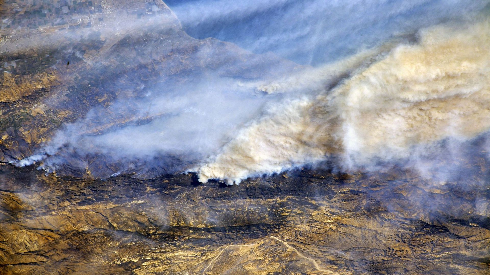 Riesige Rauchwolken sind von der Internationalen Raumstation (ISS) aus über Südkalifornien (USA) zu sehen. Die Waldbrände im Westen der USA sind aus Expertensicht auch eine Folge des Klimawandels.