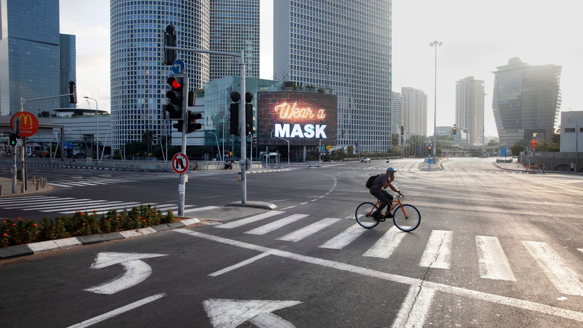 Eine riesige Straßenkreuzung in Tel Aviv - und weit und breit kein Auto. Die weltweiten Lockdowns haben den CO2-Ausstoß deutlich gedrückt.