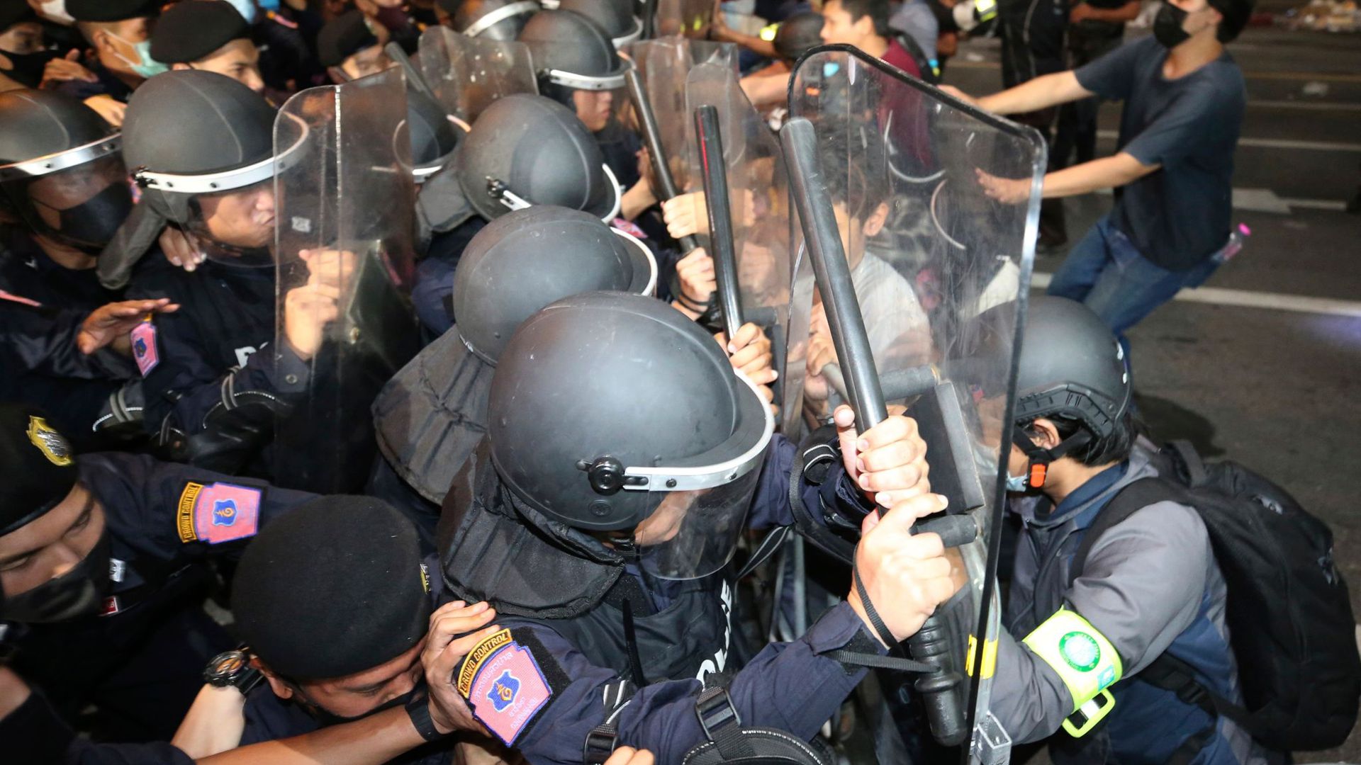 Pro-demokratische Demonstranten stoßen während eines Protests mit Polizisten zusammen.