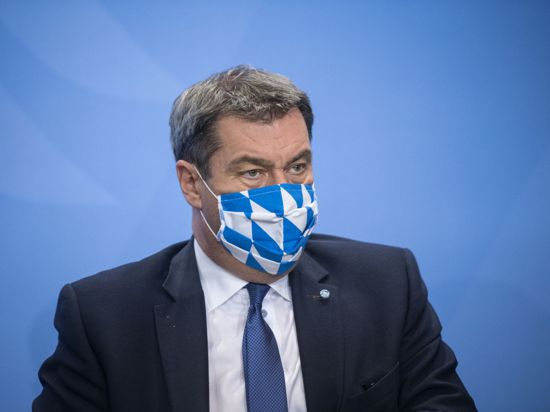 Markus Söder trägt während einer Pressekonferenz einen Mund-Nasen-Schutz.