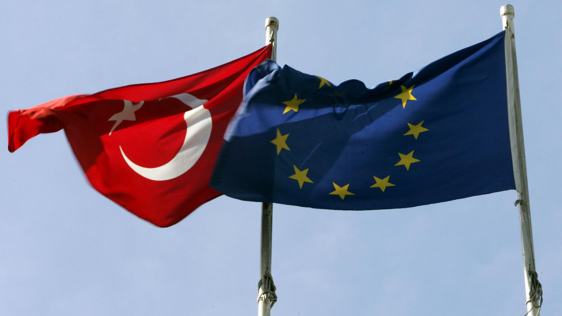 Die türkische und die europäische Flagge.