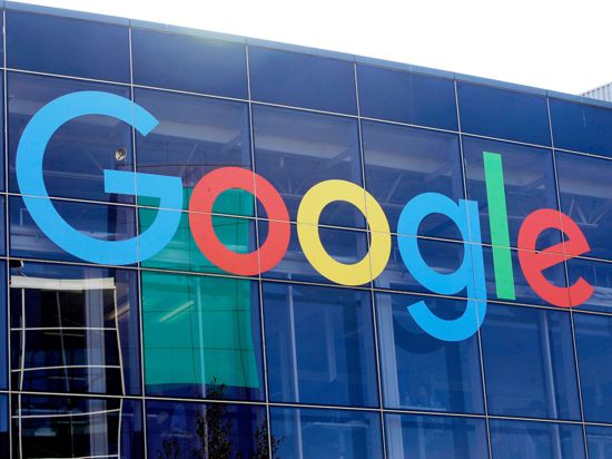 Das Logo von Google an der Fassade des Hauptsitzes des Mutterkonzerns Alphabet in Mountain View.