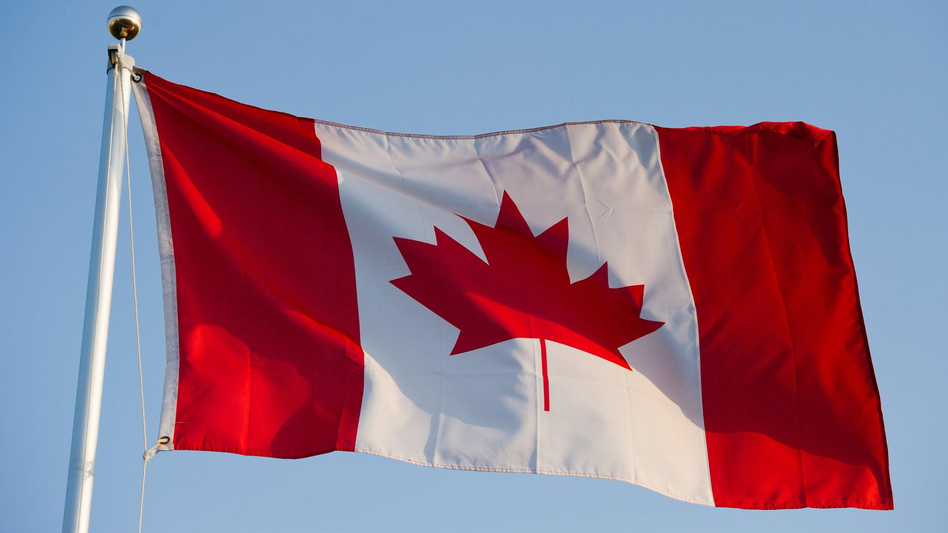 Die kanadische Flagge. Der kanadische Ort Asbestos (Deutsch: Asbest) soll nach einem Referendum seiner Bevölkerung in Val-des-Sources umbenannt werden.