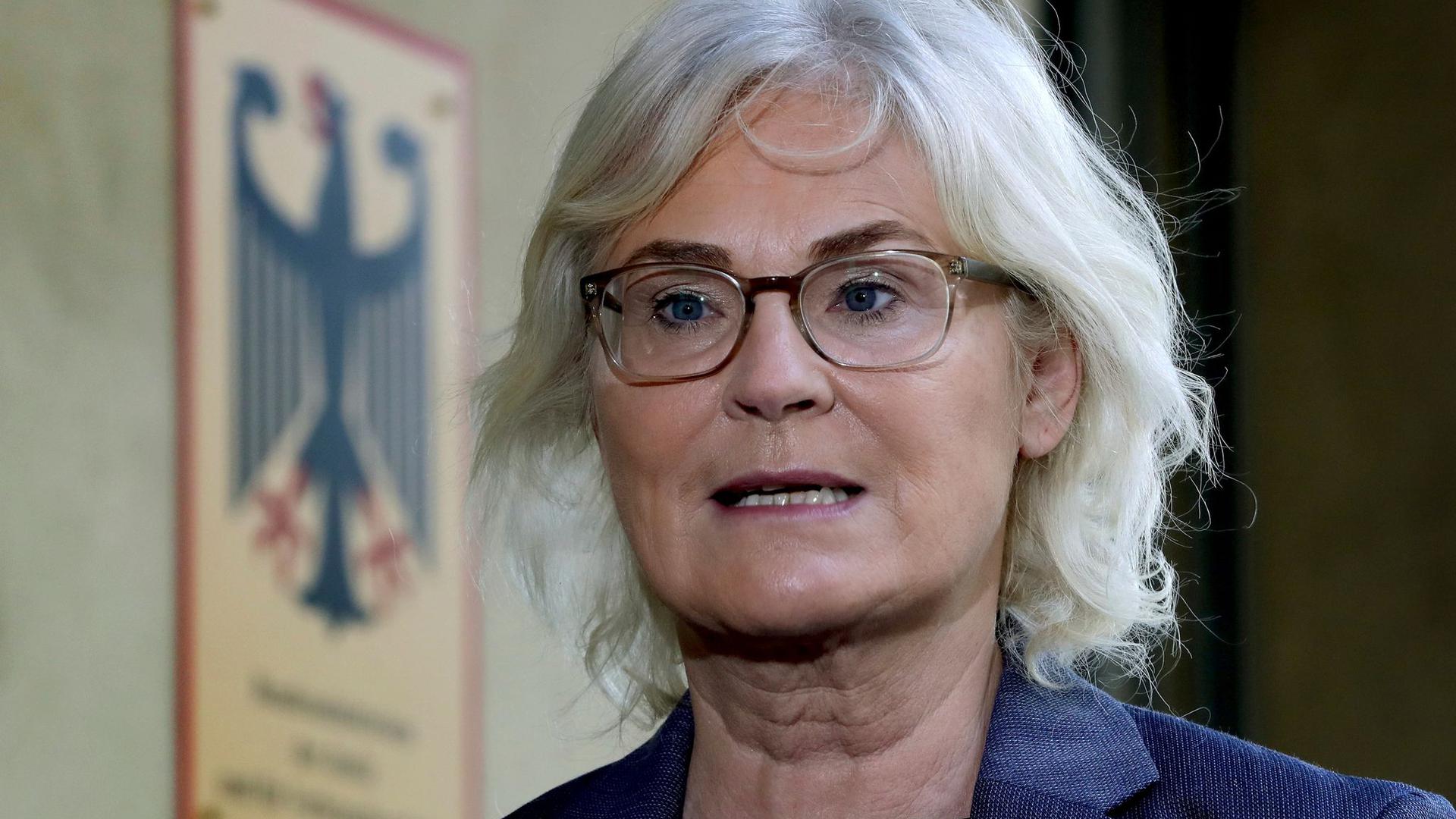 Bundesjustizministerin Christine Lambrecht will, dass u.a. die Verbreitung von Kinderpornografie als Verbrechen angesehen wird.