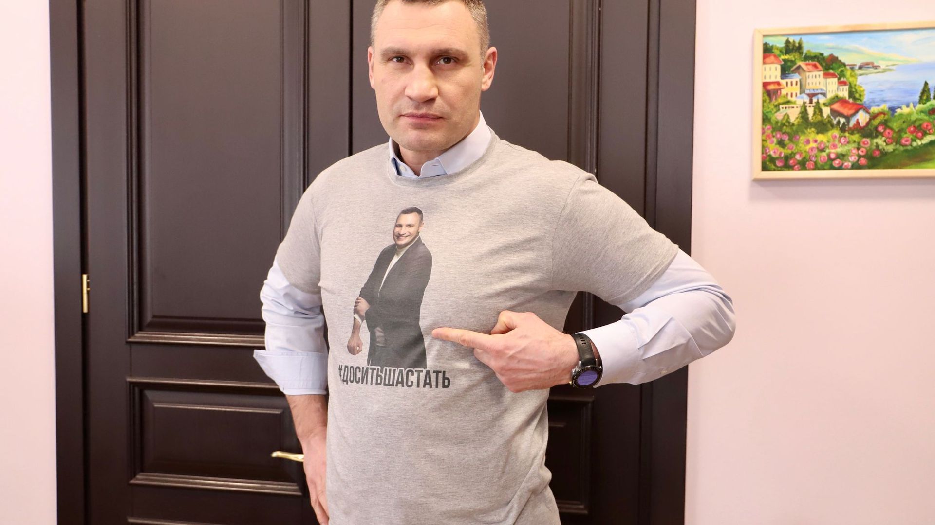 Vitali Klitschko (48), Ex-Boxweltmeister und Bürgermeister der ukrainischen Hauptstadt, warnt Sportfans eindrücklich vor der Nutzung von Freiluftsportgeräten trotz Coronavirus-Verbot und trägt ein T-Shirt mit der Warnung: „#Es reicht mit dem Herumlaufen“.