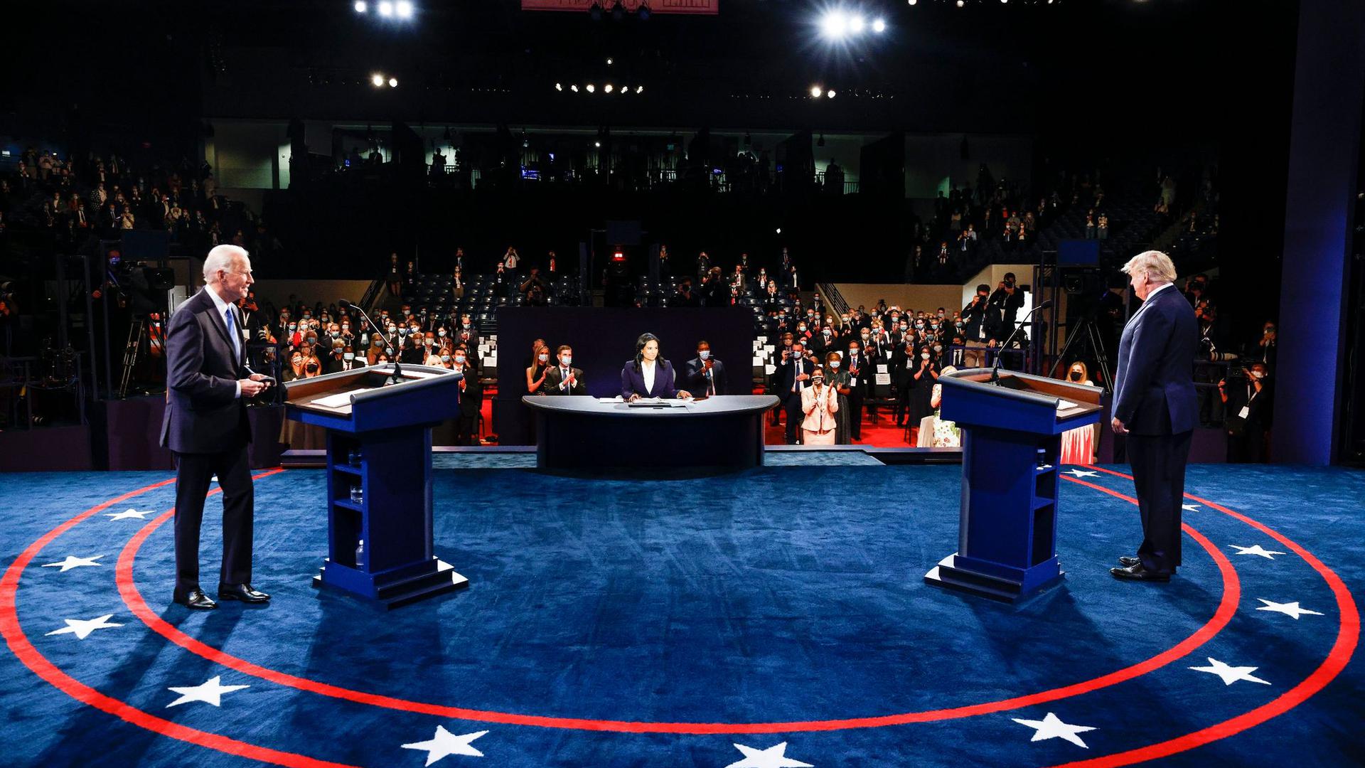 Donald Trump (r.) und Joe Biden beim letzten TV-Duell in der Belmont University. In der Mitte sitzt die Moderatorin Kristen Welker von NBC News.