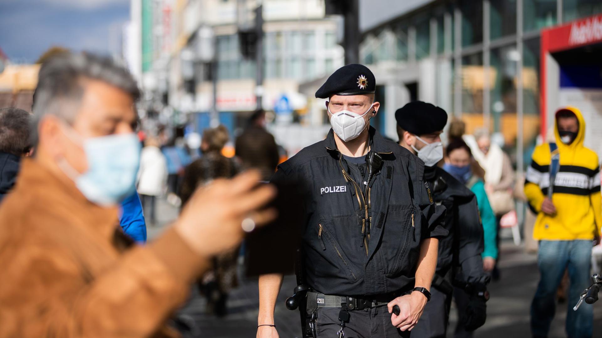 Bundespolizisten kontrollieren auf einer Einkaufsstraße in Berlin die Einhaltung der Maskenpflicht.