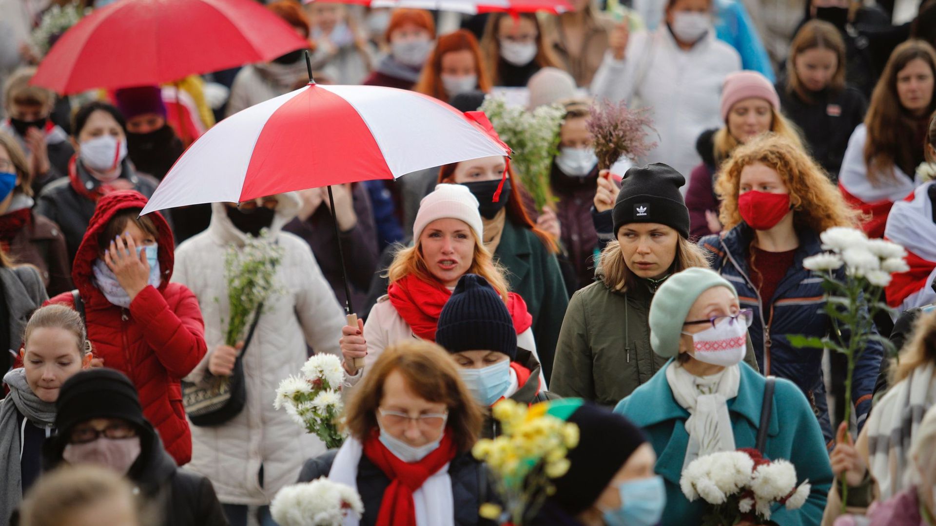 Belarussische Frauen mit Regenschirmen gehen weiter gegen die Ergebnisse der Präsidentschaftswahlen auf die Straße (Archiv).