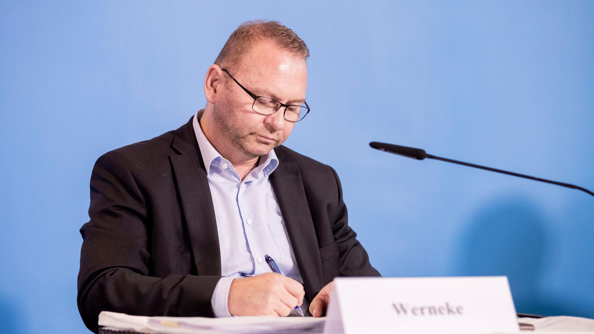 Frank Werneke, Verdi-Vorsitzender, unterzeichnet am 25. Oktober die Einigung der Tarifverhandlungen für den öffentlichen Dienst von Bund und Kommunen.
