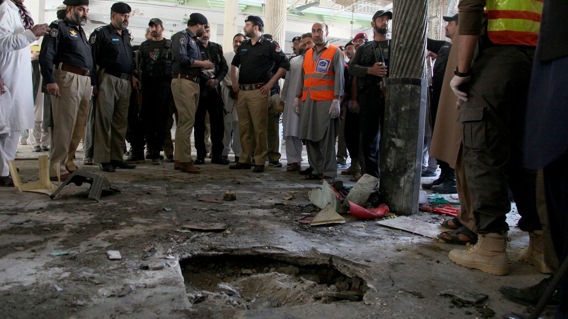 Polizisten stehen am Ort der Explosion in der Koranschule in Peshawar.