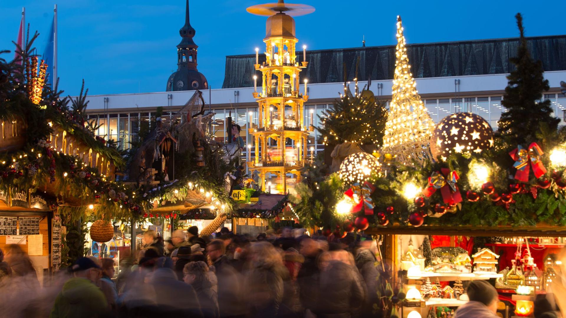 Der Striezelmarkt in Dresden soll stattfinden. Aber vielerorts fallen die Weihnachtsmärkte in diesem Jahr aus.