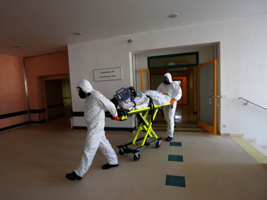Ein Covid-19-Patient kommt im tschechischen Kyjov in die Intensivstation eines Krankenhauses.