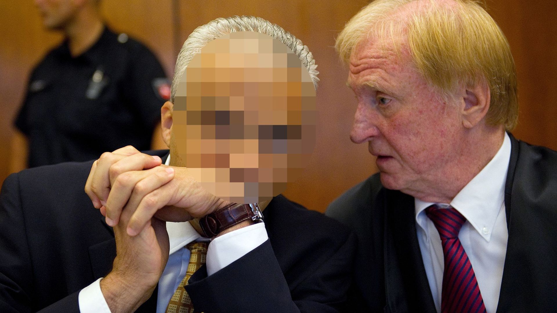 Der angeklagte Arzt (l.) Ende August 2013 im Prozess mit seinem Verteidiger Steffen Stern.