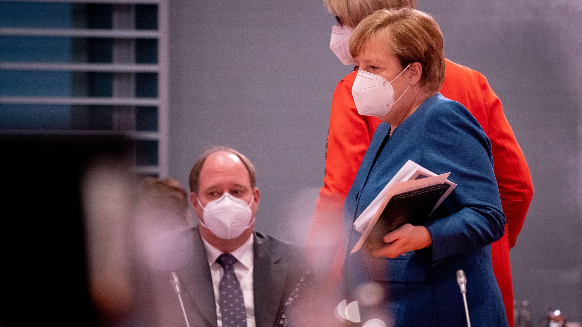 Bundeskanzlerin Angela Merkel und Kanzleramts-Chef Helge Braun vor Beginn der Sitzung des Bundeskabinetts in Berlin.