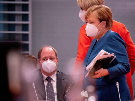 Bundeskanzlerin Angela Merkel und Kanzleramts-Chef Helge Braun vor Beginn der Sitzung des Bundeskabinetts in Berlin.