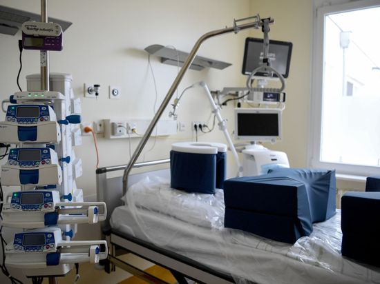 Ein Zimmer auf der Intensivstation der Charité in Berlin - Corona-Patienten sollen verteilt werden.
