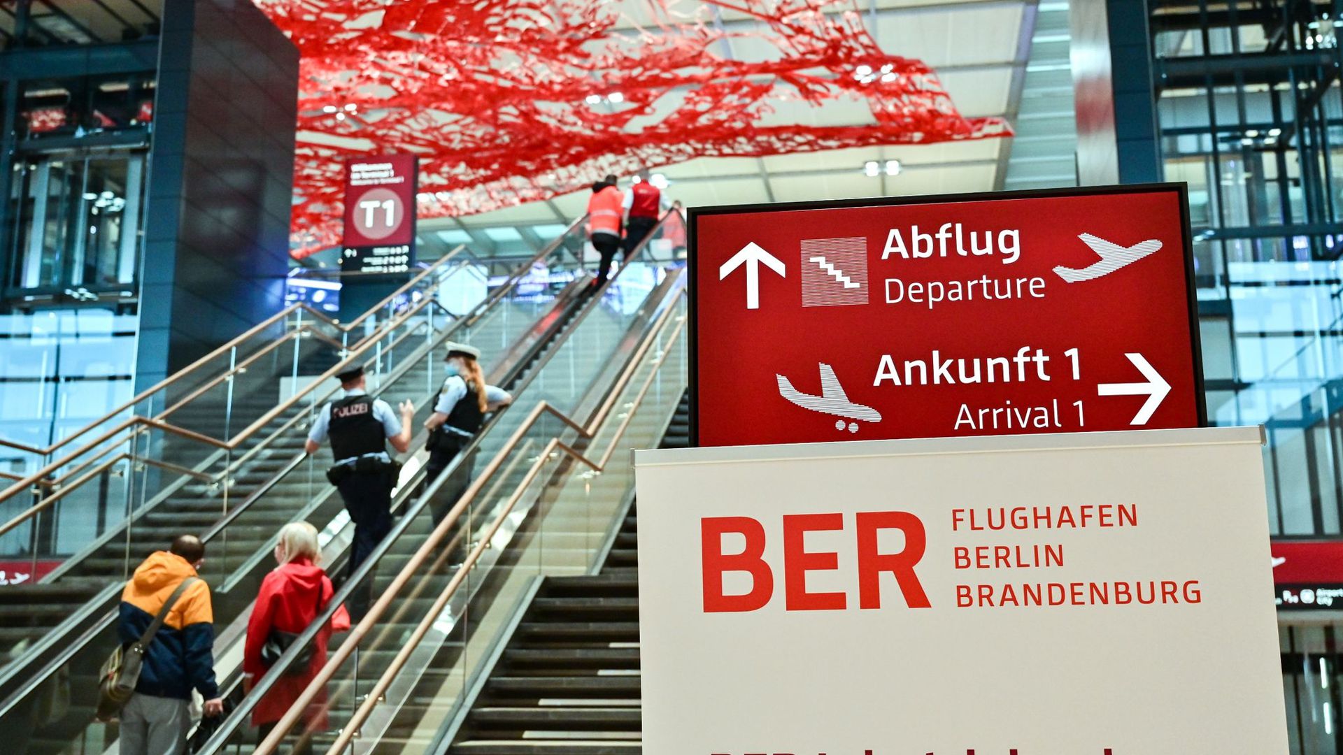 Der Hauptstadtflughafen BER geht in Betrieb.