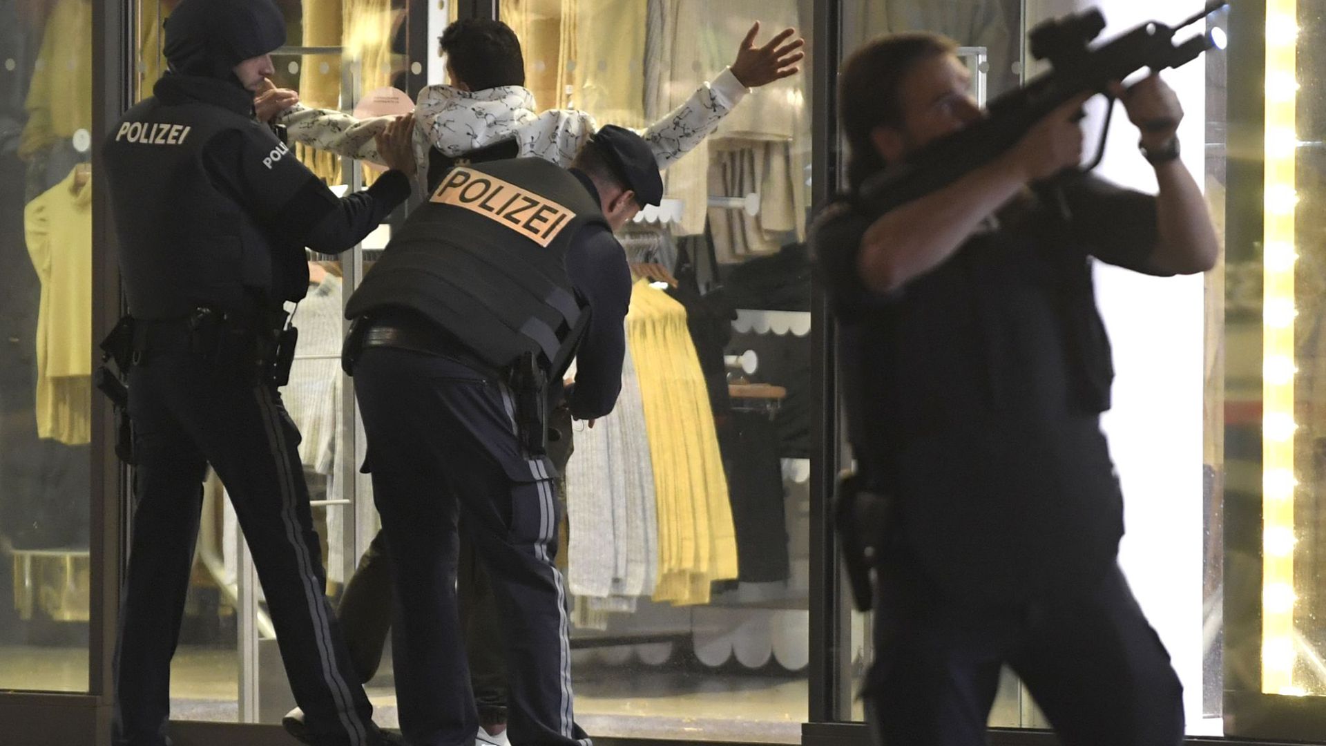 Schwerbewaffnete Polizisten kontrollieren in der Wiener Innenstadt eine Person.