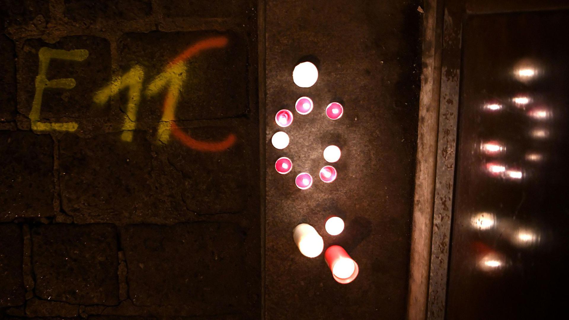 Kerzen brennen am Tatort der Terror-Attacke in einer Seitenstraße der Wiener Innenstadt.