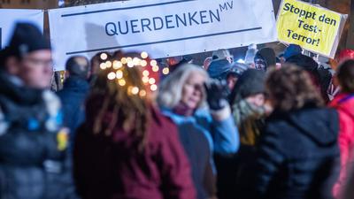 Im Stadtzentrum von Schwerin treffen sich Teilnehmer einer Demonstration gegen die Corona-Beschränkungen.