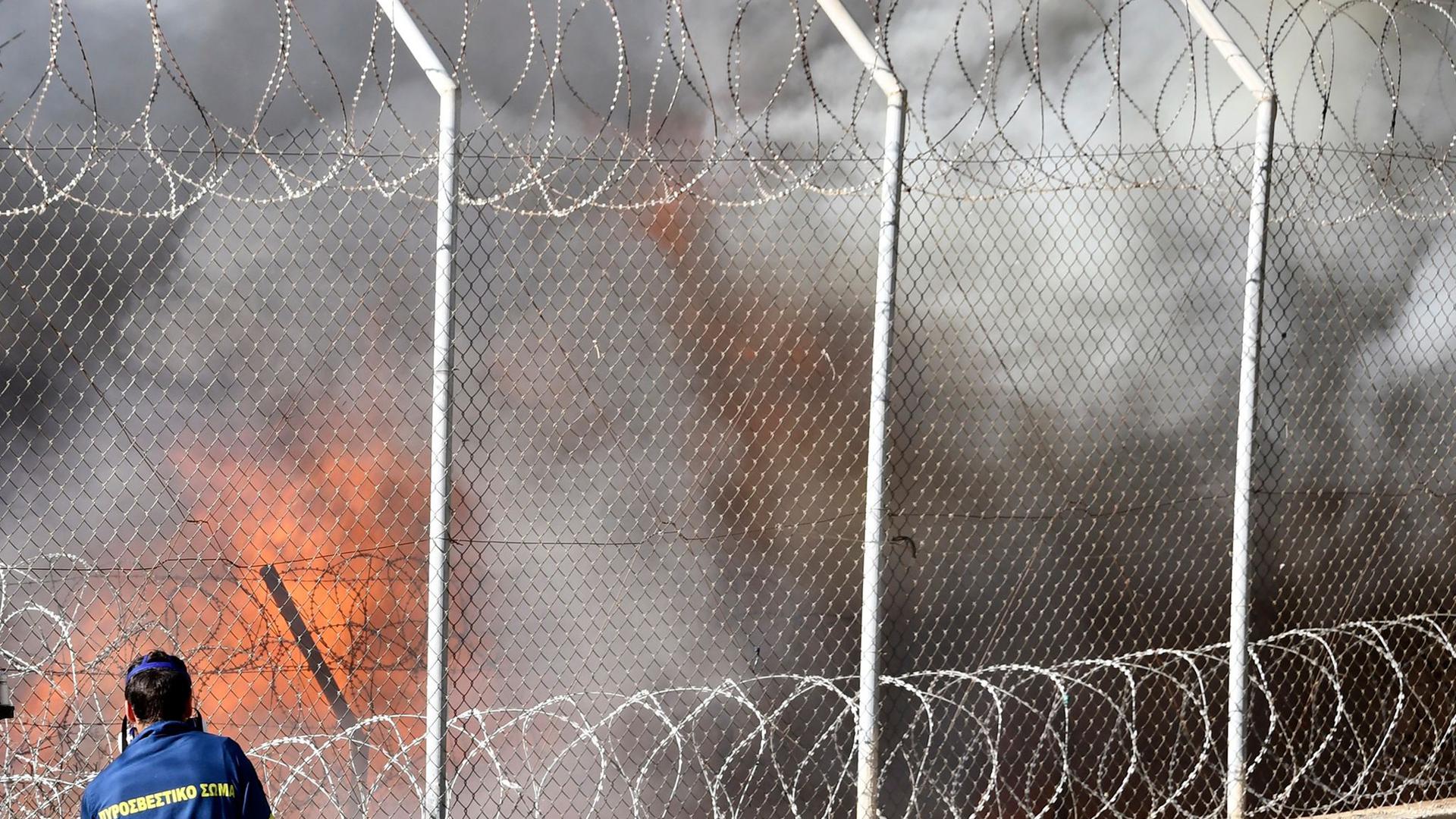 Ein Feuerwehrmann beim Kampf gegen die Flammen. Im Registriercamp von Vathy auf der griechischen Insel Samos ist am Mittwoch ein großer Brand ausgebrochen.