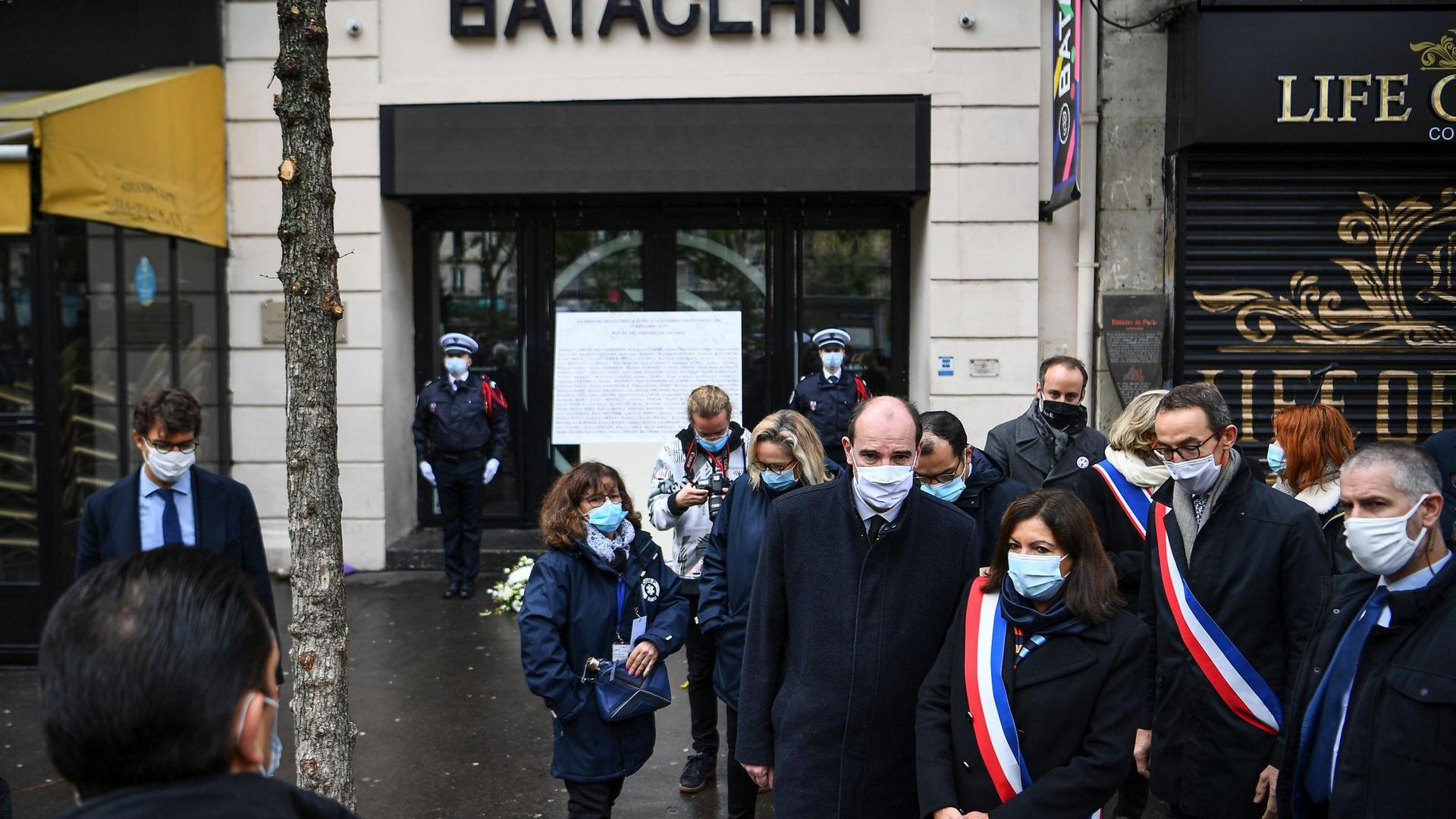 Der französische Premierminister Jean Castex (4.v.r) und die Pariser Bürgermeisterin Anne Hidalgo (3.v.r) nehmen an einer Kranzniederlegungszeremonie anlässlich des 5. Jahrestages der Anschläge vom 13. November 2015 vor der Konzerthalle Bataclan teil.