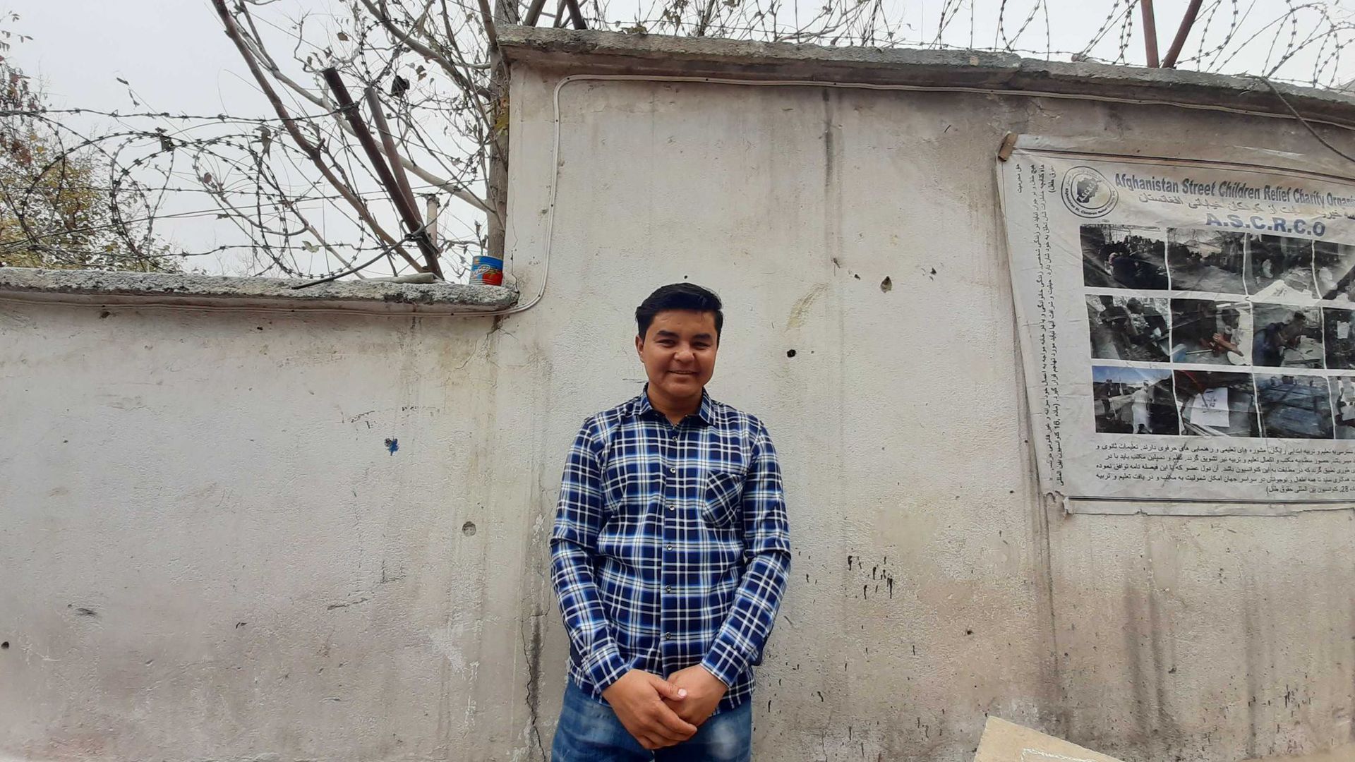 Sardar Dschafari steht im Hof einer kleinen Hilfsorganisation in Kabul, für die er arbeitet. Der 23-Jährige wurde 2019 abgeschoben.
