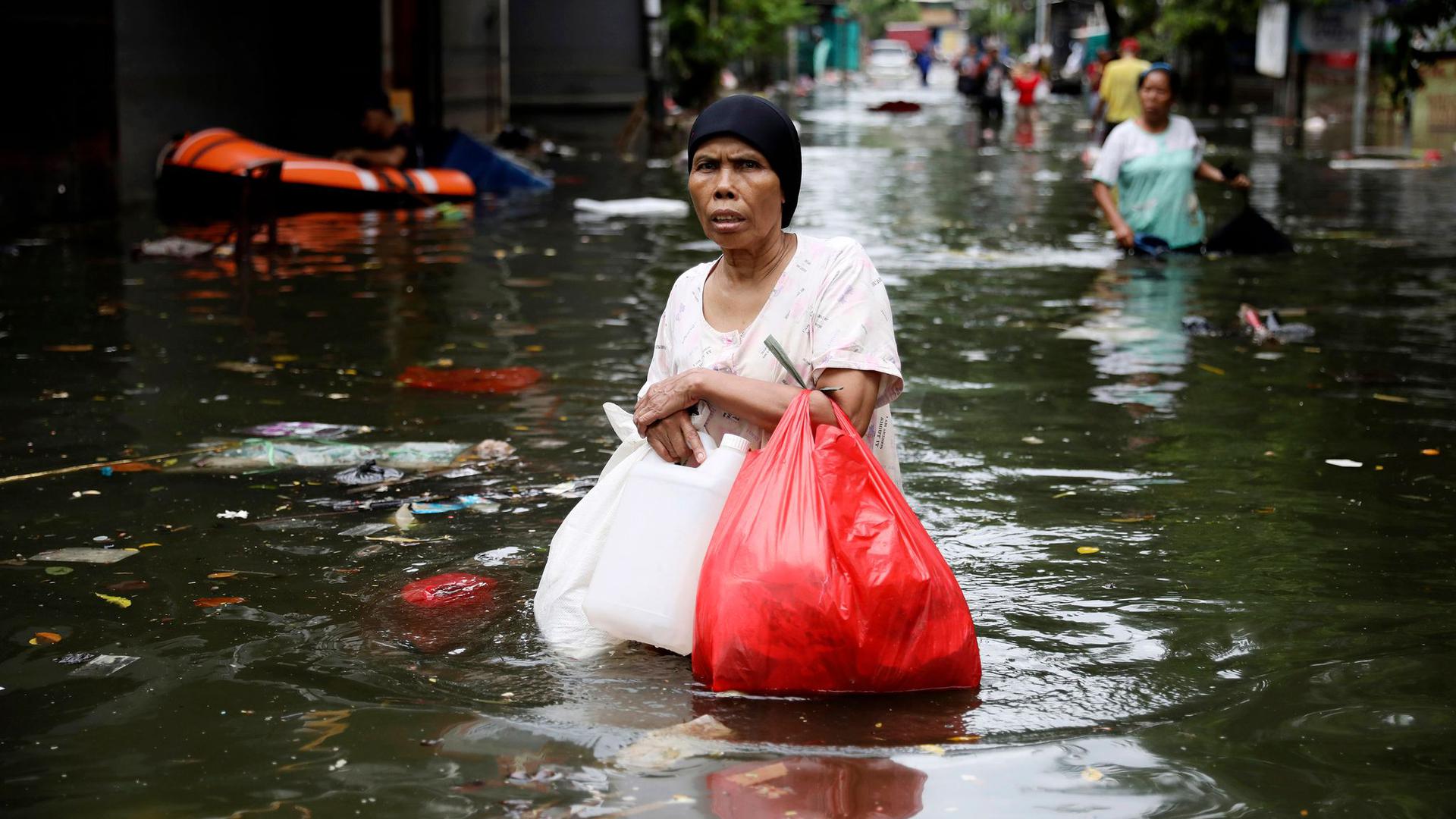 Monsunregen und steigende Flüsse überfluteten Teile des Großraums Jakarta. Die Regenfälle, die am Neujahrstag begonnen hatten, waren nach Angaben der Behörden die heftigsten seit 1866.