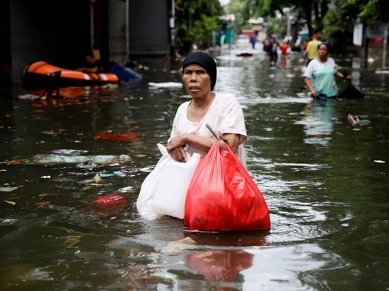 Monsunregen und steigende Flüsse überfluteten Teile des Großraums Jakarta. Die Regenfälle, die am Neujahrstag begonnen hatten, waren nach Angaben der Behörden die heftigsten seit 1866.