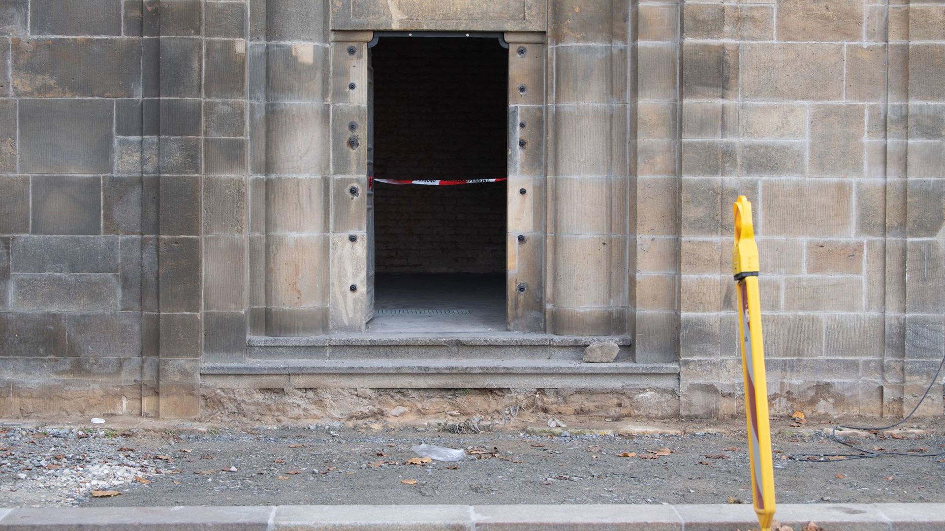 Ein Absperrband hängt an einem Zugang zu den Katakomben unter der Augustusbrücke. Knapp ein Jahr nach dem Kunstraub im Dresdner Grünen Gewölbe hat die Polizei in Berlin drei Tatverdächtige festgenommen.